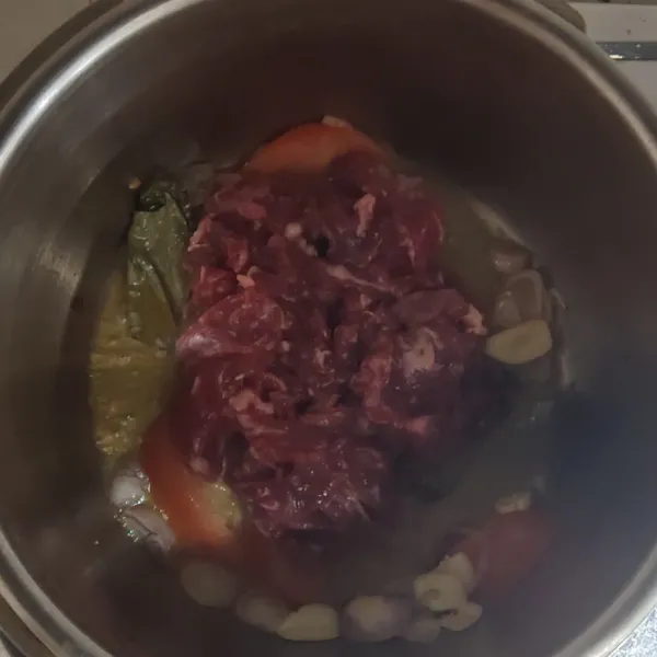 Masukkan daging sapi, masak hingga berubah warna