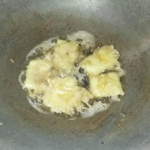 Panaskan minyak. Lalu goreng telur yang sudah dicelupkan dalam  tepung. Goreng hingga telur matang dan berwarna kuning keemasan. Setelah matang angkat, tiriskan.