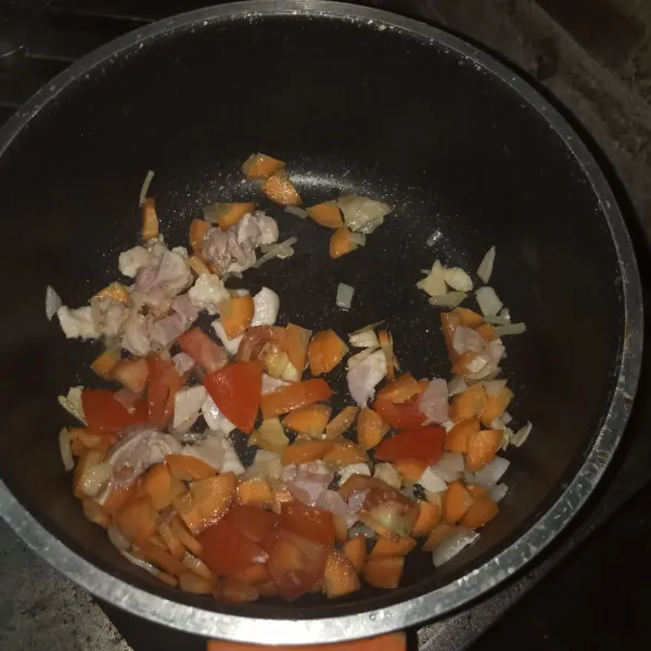 Siapkan pan, panaskan, lalu tumis bawang bombay dan bawang putih. Masak sampai wangi, masukkan tomat, wortel, aduk sampai layu. Masukkan ayam lalu masak sampai matang.