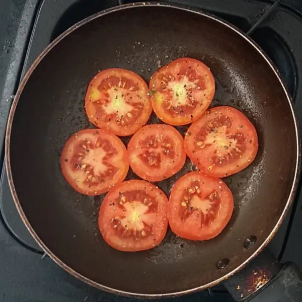 Panasakan mentega, tambahkan tomat. kemudian taburi garam dan lada.