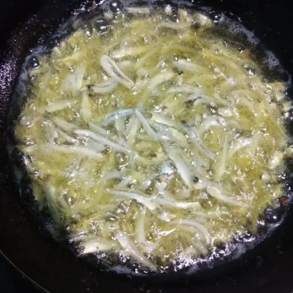 Cuci ikan teri asin menggunakan air garam. Tiriskan, lalu goreng sebentar.