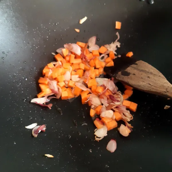 Masukkan wortel yang sudah dipotong dadu. Aduk rata lalu tambahkan kecap asin, garam, dan kaldu bubuk.