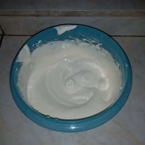 Mixer dengan kecepatan tinggi telur, sp, vanili bubuk dan gula pasir hingga mengembang.