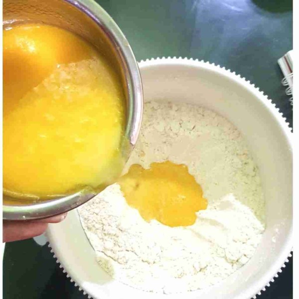 Campurkan bahan cair (margarin, larutan ragi, dan kuning telur) ke dalam wadah bahan kering. Uleni hingga tercampur rata.
