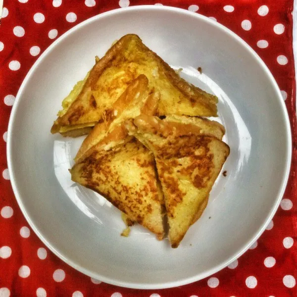 Potong segitiga, egg toast siap untuk disajikan.