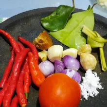Haluskan semua bumbu kecuali serai, daun salam, daun jeruk, dan tomat