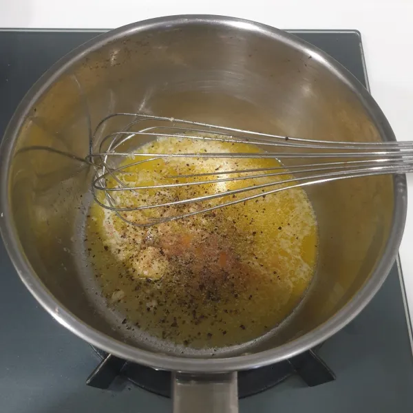 cairkan butter, setelah mencair masukan garam, blackpepper.