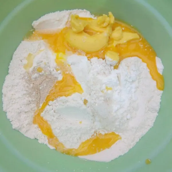 Buat adonan: masukkan tepung terigu, maizena, telur, ragi instan, mentega, dan gula pasir ke dalam wadah yang sudah disiapkan.