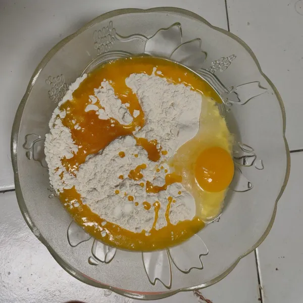 Campur terigu, telur, garam, dan mentega leleh. Aduk merata. Beri air hangat sedikit demi sedikit, uleni hingga kalis.