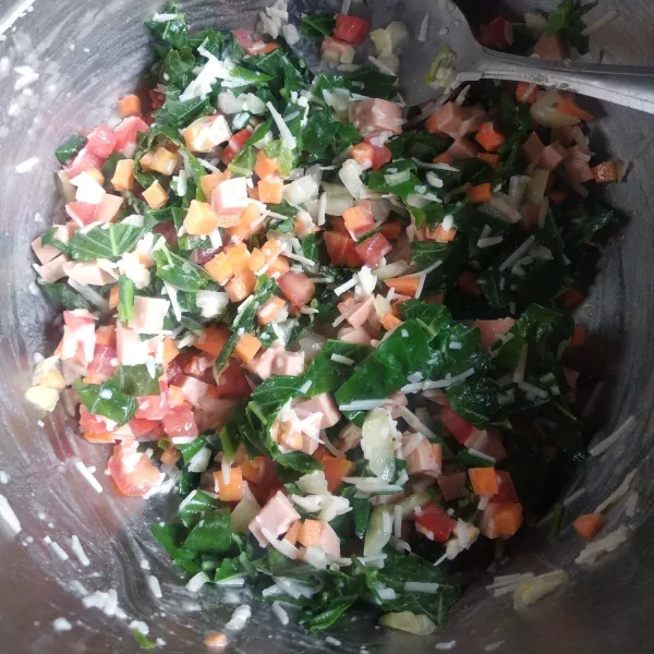 Campur bahan isian jadi satu aduk rata.