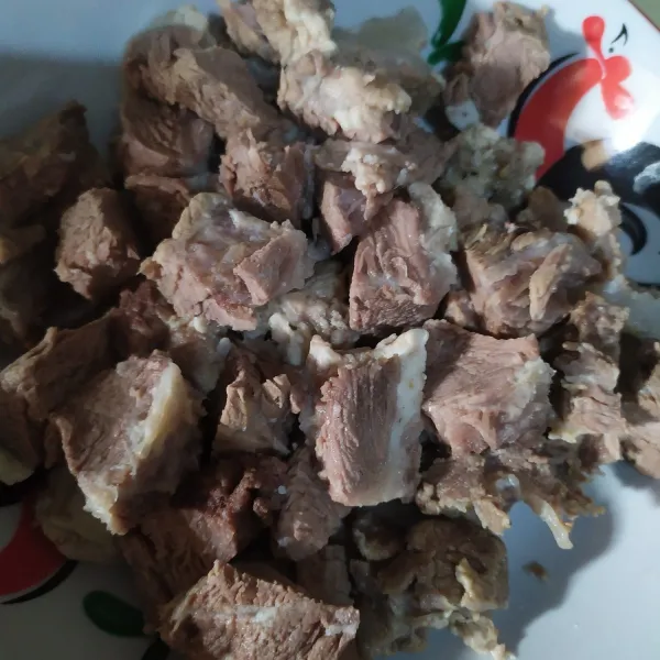 Rebus daging hingga empuk, potong dadu.