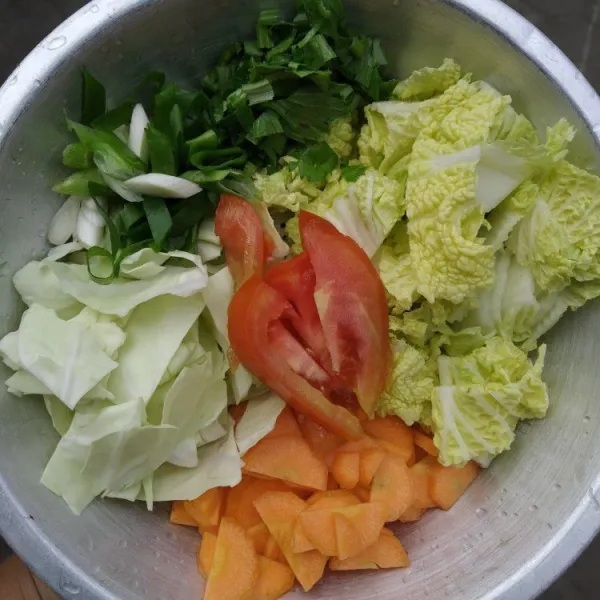 Potong-potong sayuran sesuai selera. Cuci bersih dan tiriskan.