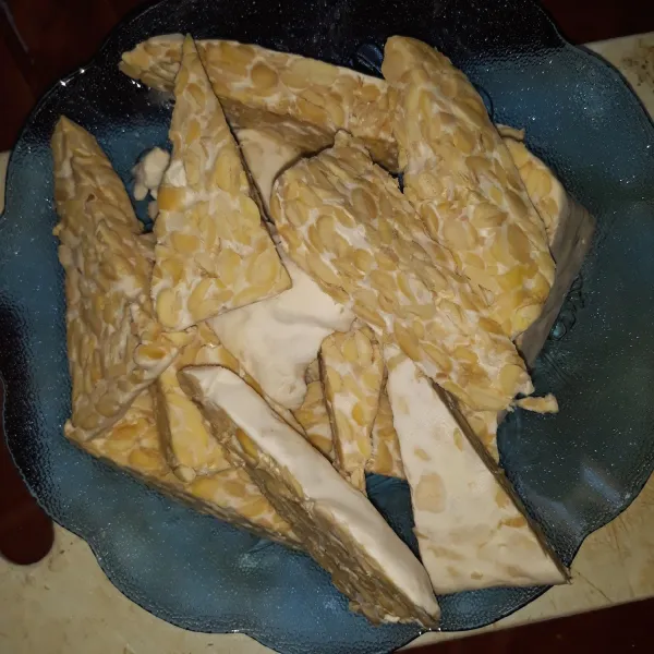 Potong-potong tempe sesuai selera