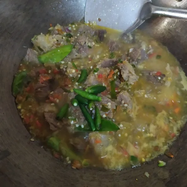 Masukkan cabai rawit utuh. Aduk rata dan masak hingga kuah mengental dan agak surut. Sajikan.