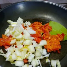 Tumis bawang bombai dan bumbu halus dalam 1 sdm minyak goreng