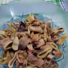 Rendam cumi dalam air panas, cuci bersih dan potong-potong