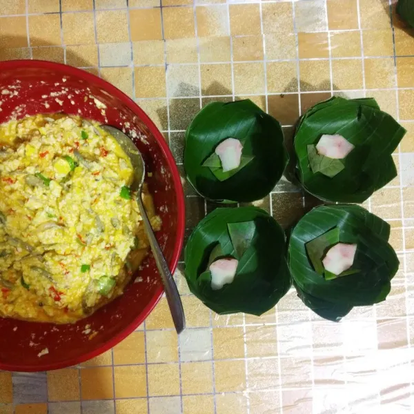 Siapkan takir dari daun pisang, beri daun salam dan lengkuas.