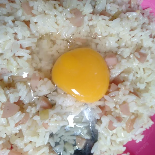 Setelah dingin, tambahkan telur, aduk rata.