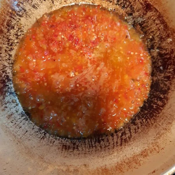 Tumis bahan-bahan yang sudah diblender tadi  dengan minyak goreng secukupnya, masukkan perasan jeruk nipis, masak sampai matang, lalu campurkan semua bahan yang sudah digoreng tadi dengan sambel, aduk rata dan siap sajikan.