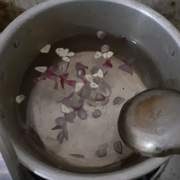 Siapkan air dalam panci. Masukkan irisan bawang merah, bawang putih, dan terasi. Rebus hingga mendidih.