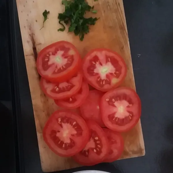 Potong tebal bulat tomat, dan cincang seledri.
