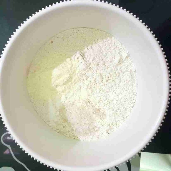 Campurkan bahan kering (tepung terigu, baking powder, dan susu bubuk). Aduk rata.