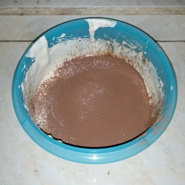 Turunkan speed. Masukkan tepung, coklat bubuk dan baking powder sambil diayak. Mixer dengan kecepatan rendah hingga tercampur rata.