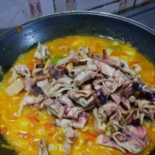 Masukkan cumi dalam bumbu, tambahkan garam, penyedap, dan santan kental. Aduk rata