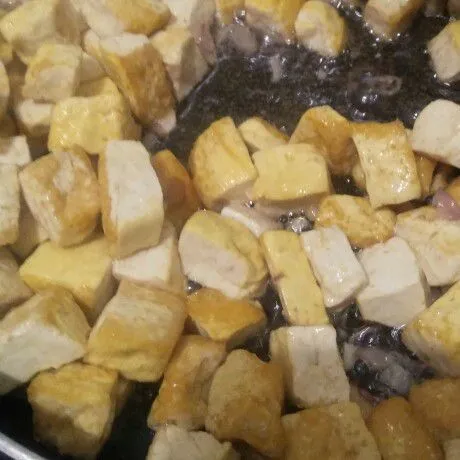 Masukkan tahu yang sudah digoreng. Aduk rata.