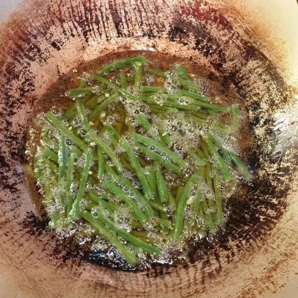 Goreng dahulu kacang panjangnya.