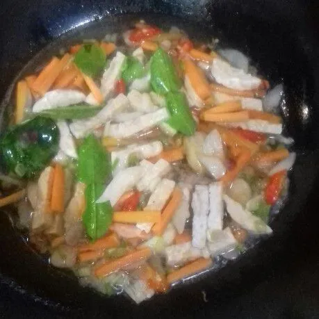 Masukkan wortel dan tempe, beri sedikit air. Masak hingga tempe dan wortel matang.