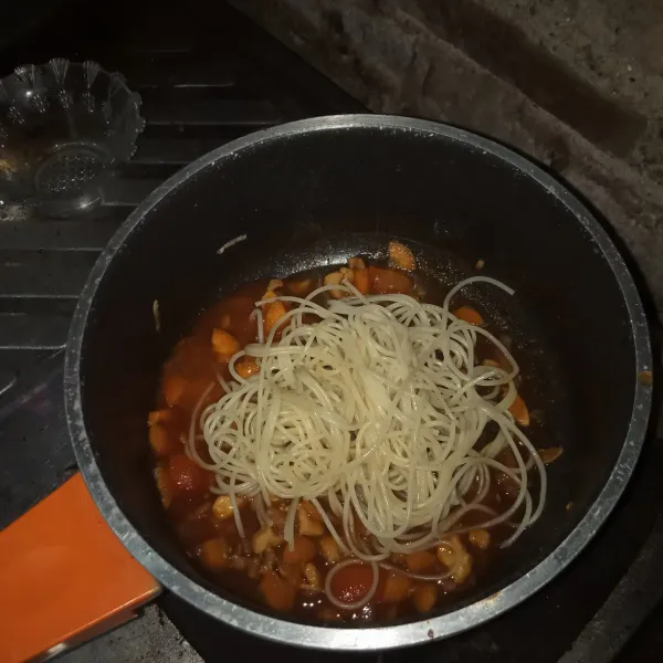 Masukkan spaghetti, aduk sampai rata, masak sampai matang angkat dan sajikan.