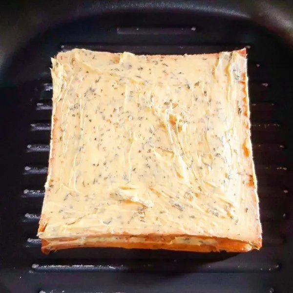 Panaskan grill pan atau teflon dengan api kecil. Kemudian masukan roti dengan bagian yang sudah diberi olesan diletakan dibawah. Setelah itu oleskan bagian atas roti yang belum dioles. Kemudian tutup wajan agar panas merata.