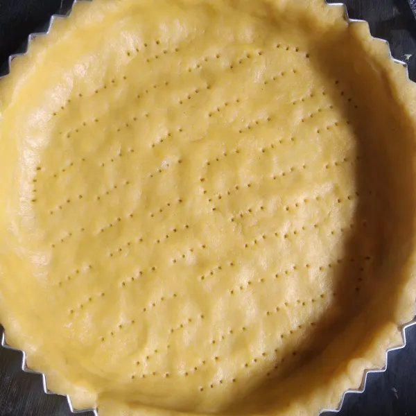 Ratakan adonan crust pada loyang pie ukuran 20 cm, dan tusuk tusuk dengan garpu.