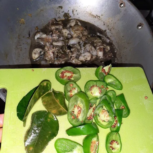 Masukan cabai dan daun jeruk