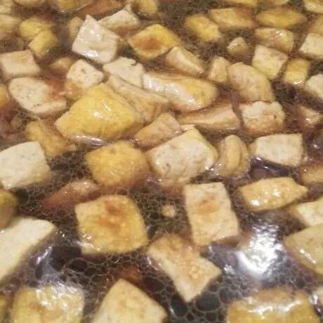 Beri kecap manis lalu bumbui dengan garam, gula pasir, dan kaldu bubuk. Aduk rata. Biarkan mendidih. Koreksi rasa.