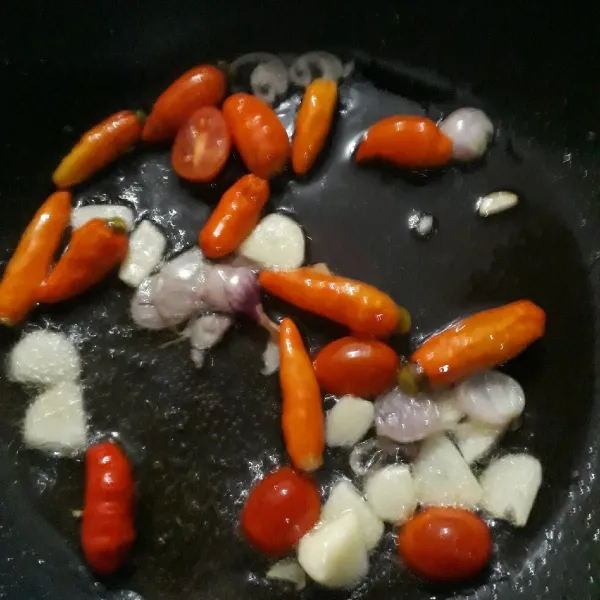 Panaskan minyak dalam wajan. Tumis bawang merah, bawang putih dan cabe rawit merah.