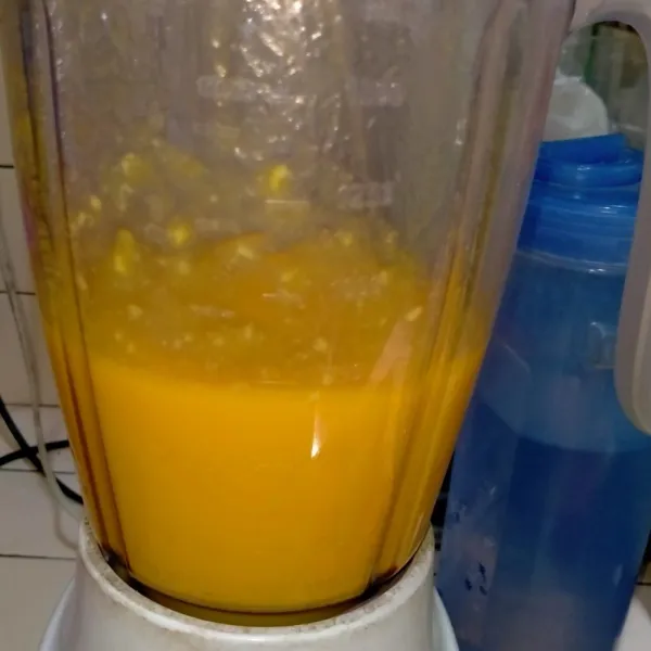 Blender lagi, supaya tercampur rata. Sup mangga tanpa air, jadi lebih lembut.