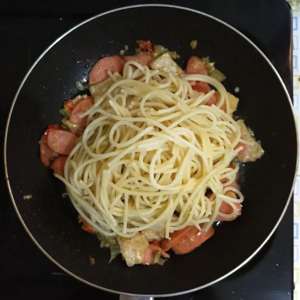 Masukkan pasta spaghetti aduk sebentar, angkat dan sajikan selagi hangat.