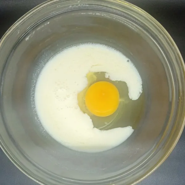 Masukkan telur, susu, dan ekstrak vanilla dalam satu wadah dan aduk hingga tercampur.