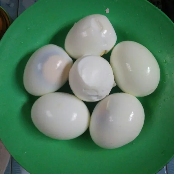 Rebus telur sampai matang, kemudian kupas kulitnya.