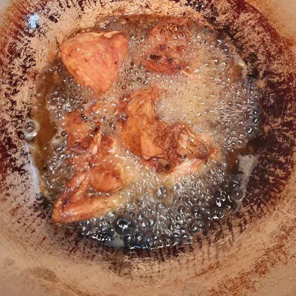 Panaskan minyak, lalu goreng ayam sampai matang.