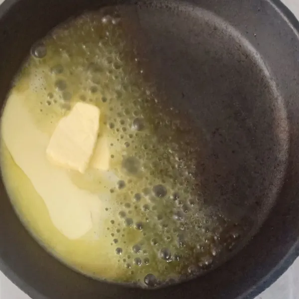 Panaskan cast iron lalu masukkan mentega dan buarkan hingga mentega sepenuhnya meleleh, jika tidak ada cast iron dapat menggunakan loyang lalu dipanaskan dalam oven.