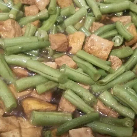 Masukkan buncis. Aduk rata.