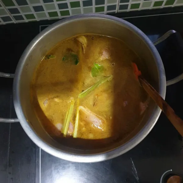 Rebus ayam kurang lebih 15 menit, saya rebusnya pakai bumbu racik saja tambah serai dan daun salam beri garam sedikit, rebus agar tidak bau amis.