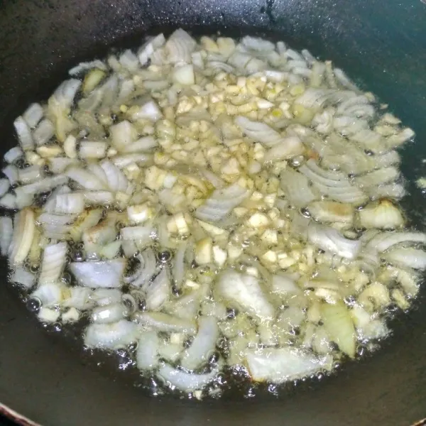 Tumis bawang bombai dan bawang putih hingga layu.