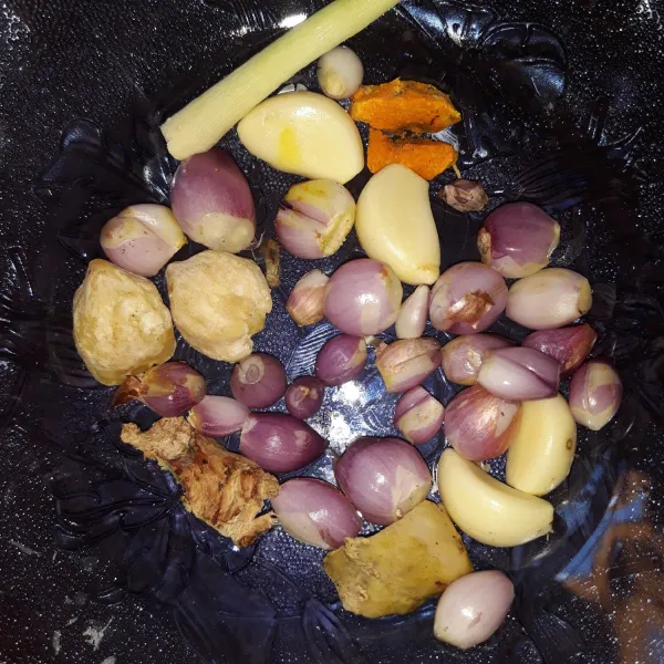 Siapkan semua bahan bumbu, lalu ulek sampai halus