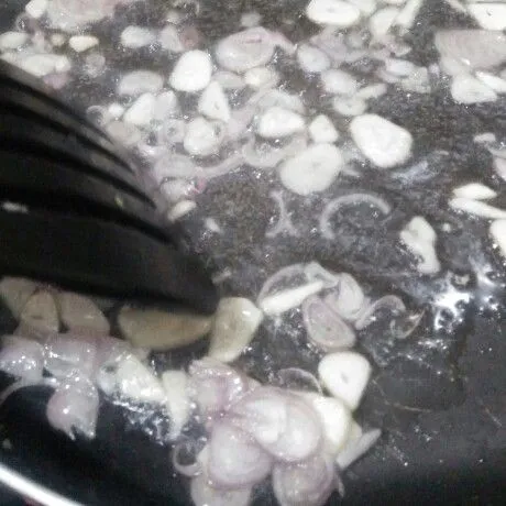 Panaskan sedikit minyak di wajan.Lalu tumis bawang merah dan bawang putih hingga harum.