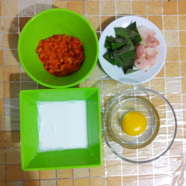 Siapkan telur (kocok lepas), larutan santan, bumbu halus, daun salam, dan lengkuas.