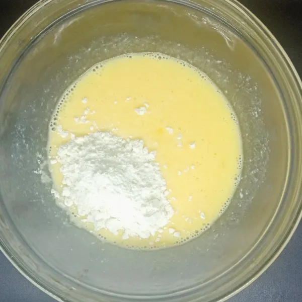 Tambahkan tepung terigu dan garam lalu aduk kembali hingga tercampur dan tidak ada yang menggumpal.